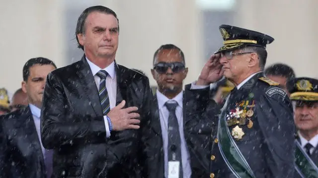 Edson Pujol (dcha.) se encuentra entre los militares que renunciaron.