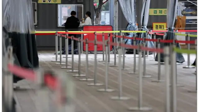 코로나19 신규 확진자 수가 감소세를 보이면서 지난 12일 오전 서울 중구 서울광장 임시선별검사소가 한산한 모습이다