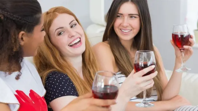 Mulheres consumindo bebidas alcoólicas