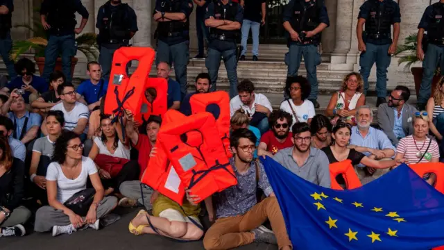 deniz'de mahsur kalan Aquarius gemisin protestosu