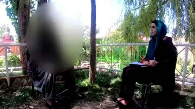 तालिबान सदस्य का इंटरव्यू लेतीं बीबीसी संवाददाता शाज़िया हया