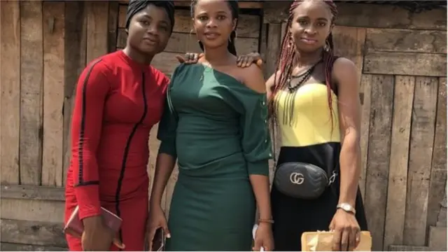 Awọn ọmọbinrin mẹta duro ya fọto