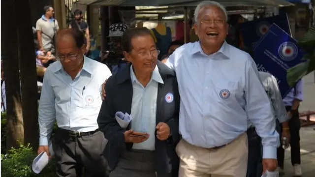 ม.ร.ว.จัตุมงคล กับนายสุเทพ ในคราวร่วม "เดินคารวะแผ่นดิน" เพื่อรับสมัครสมาชิกพรรค