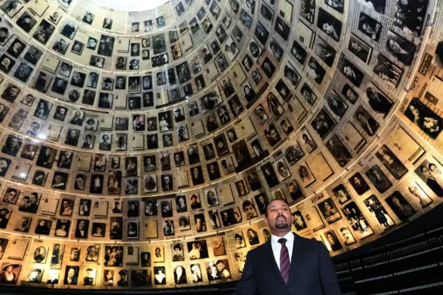 Le Premier ministre éthiopien Abiy Ahmed regarde des photos de victimes juives de l'Holocauste au Hall of Names le 1er septembre 2019 lors de sa visite au Yad Vashem Holocaust Memorial Museum à Jérusalem.