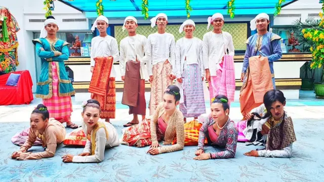 ရိုးရာအဝတ်အစားတွေကိုဝတ်ဆင်ပြီး မန္တလေးလမ်းလျှောက်သင်္ကြန်LGBT တွေအပေါ်ခွဲခြားမှုလျော့နည်းရေး အသိပေးတာကို ဒီကနေ့ ပြုလုပ်နေပါတယ်