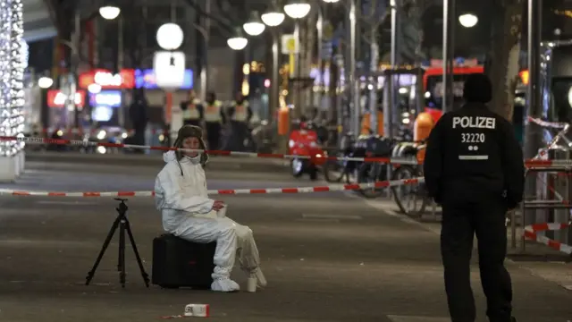 在布赖特施德广场的德国警方调查人员和警员。