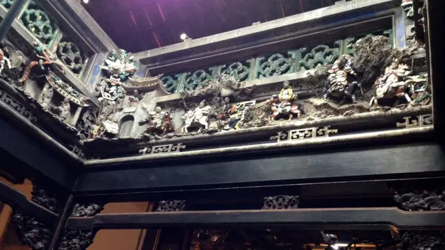 ukiran pecahan keramik