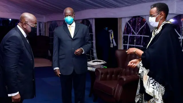 Perezida Museveni n'umugore we Janet Museveni baraye bakiriye abashyitsi bakomeye bahageze, ubanza ibumoso ni Perezida Nana Akufo-Addo wa Ghana