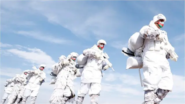 "Qış təlimi-2021"də ümumilikdə 1268 nəfərlik heyət iştirak edir, burada 190 fərqli nəqliyyat vasitəsi və 218 müxtəlif ölçülü müxtəlif çaplı silahdan istifadə olunur.