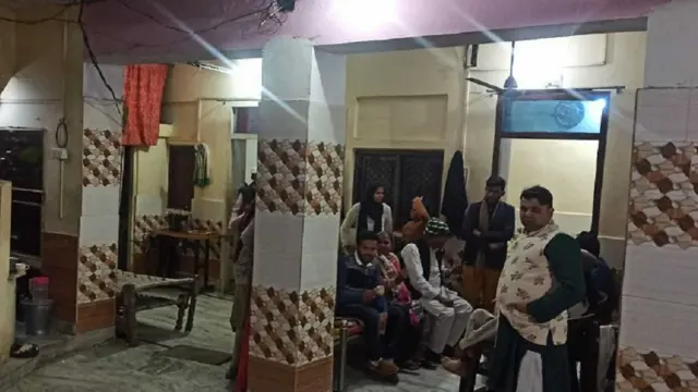 सुलेमान के घर पर उनके परिजन