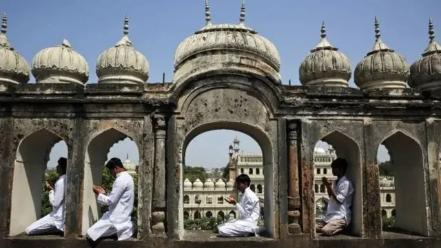 પ્રાચીન ઇમારતની છત પર નમાઝ પઢી રહેલા બાળકો
