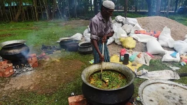 রোহ্ঙ্গিাদের জন্য খাবার তৈরি করছে
