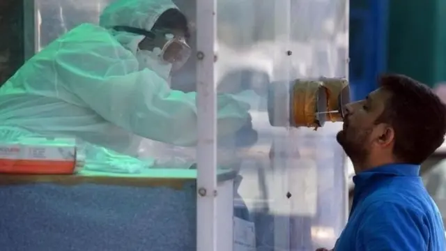 કોરોનાનો ટેસ્ટ કરાવી રહેલી વ્યક્તિ