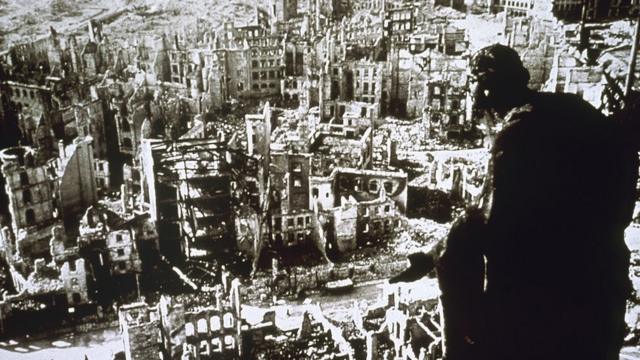 Dresde après le raid aérien, vue du haut de l'hôtel de ville