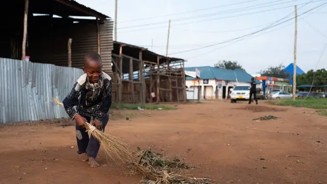 Nwata na-aza mbara ezi ha