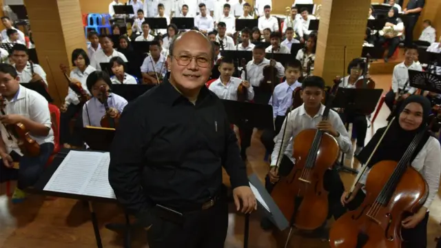 วีระศักดิ์ อักษรถึง ผู้อำนวยการฝึกซ้อม "วงออร์เคสตร้าเยาวชนเทศบาลนครยะลา"