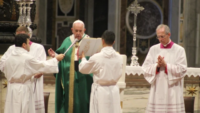 Para Francisco durante una ceremonia.