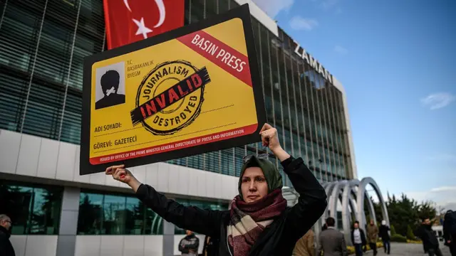 Zaman gazetesi önündeki bir protestocu