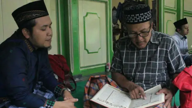 Santri di pondok pesantren waria Al-Fatah Yogyakarta belajar mengaji.