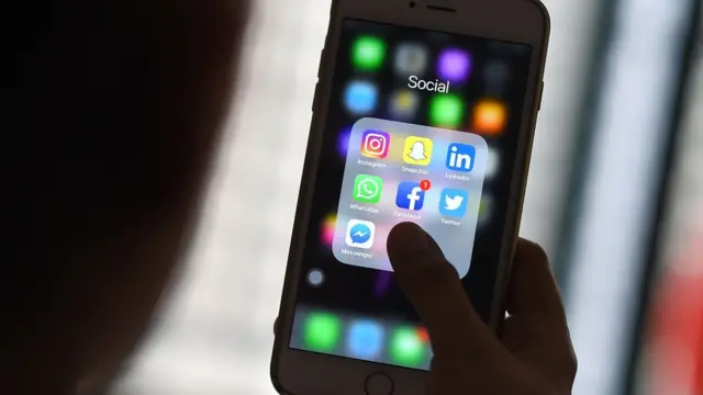 মোবাইল ফোনে আছে নানা অ্যাপ।