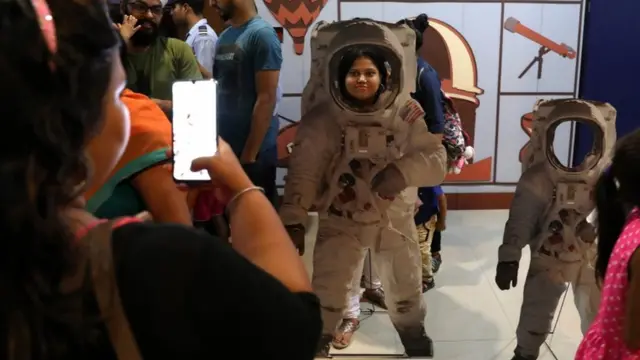 Astronomi meraklıları başkent Yeni Delhi'deki Nehru Gökevi'nde poz veriyor