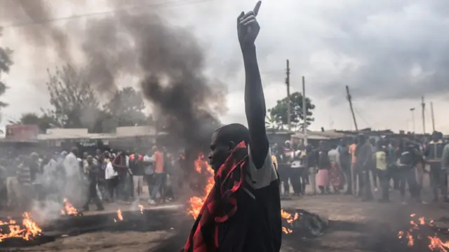 Taageerayaasha Mucaaradka NASA ayaa taayiro ku gubay xaafadda isku raranta ah ee Kibera iyagoo mudaaharaad dhigay 25kii Oktoobar