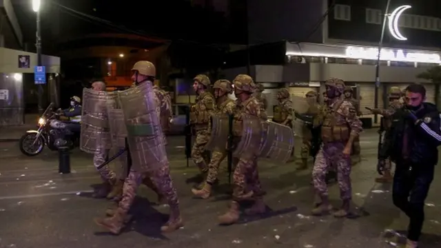 Gece boyu süren protestolarak asker müdahale ediyor