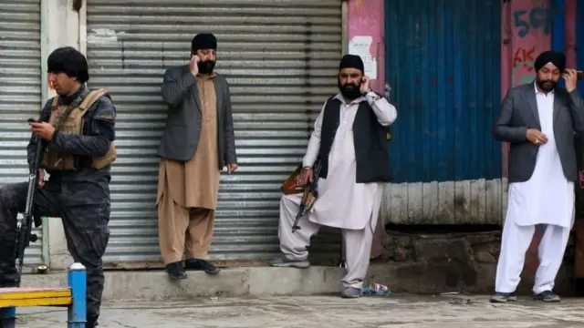 ২৫ মার্চ কাবুলের গুরদোয়ারায় জঙ্গী হামলার পর নিরাপত্তা বাহিনীর সঙ্গে স্থানীয় শিখরা