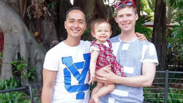 Меттью із партнером і донькою