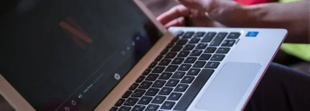 Une femme regarde Netflix sur un ordinateur portable