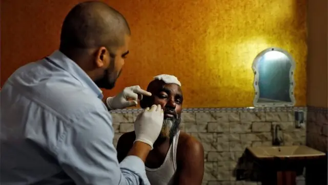 अल हिंद अस्पताल में इलाज कराते लोग