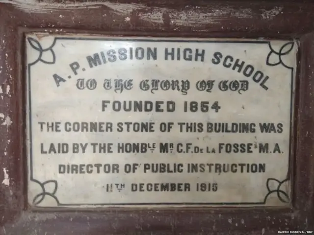 سی این آئی بوائز کالج