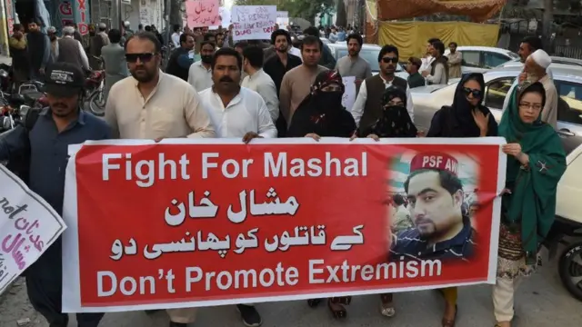 પાકિસ્તાનના સિંધના સંખ્યાબંધ સમાજસેવી સંગઠનોએ મશાલ ખાનની હત્યાના વિરોધમાં પ્રદર્શનો કર્યા હતા