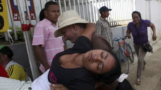 Muchacha siendo trasladada al hospital, 2014, Carmen de Bolívar