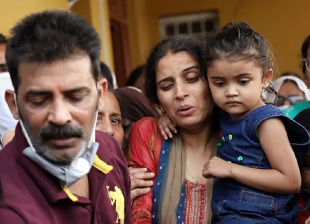 మృతి చెందిన ఉపాధ్యాయుడు దీపక్ చంద్ కుటుంబ సభ్యులు