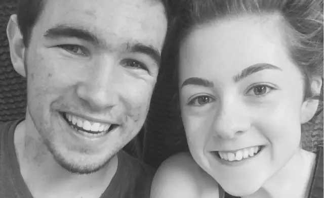 Katie Cooke y su novio Jack