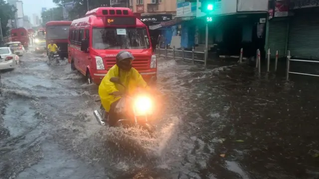 Індію накрив найсильніший за 20 років циклон. Сотні тисяч людей евакуювали