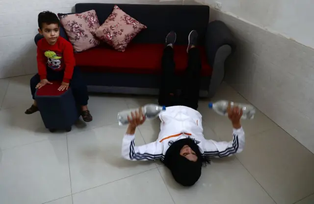 سيدة تمارس التمارين الرياضية