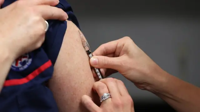 Petugas kesehatan di Australia ambil bagian dalam uji coba vaksin Covid-19.