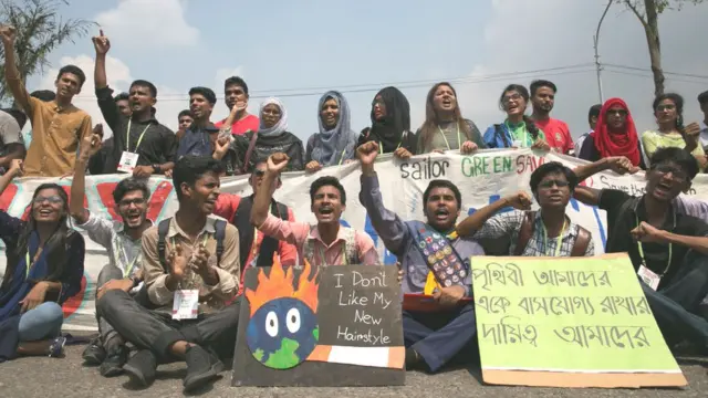 ঢাকার স্কুল-কলেজের শিক্ষার্থীরাও জলবায়ু পরিবর্তন ঠেকানোর আন্দোলনে যোগ দেন।