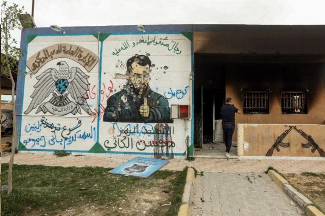 لوحة جدارية مشوهة لمحسن "وزير الدفاع" في المعتقل الذي أقامته عائلة الكاني
