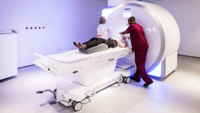 Аппарат для магнитно-резонансной томографии выглядит так (архивное фото)