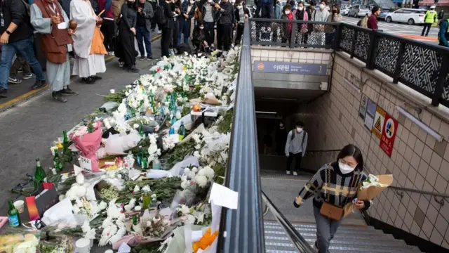 사고 현장에서 가까운 이태원역 1번 출구에 많은 사람들이 모여 희생자들을 추모하고 있다