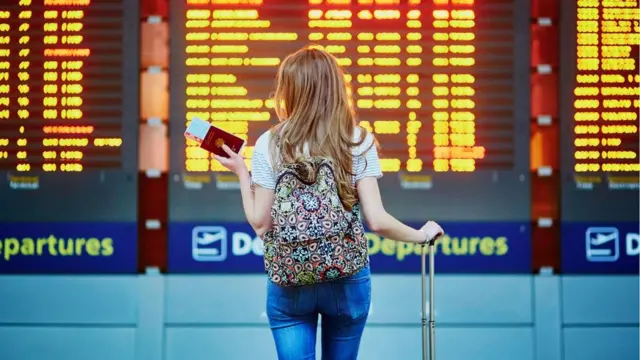Una joven en un aeropuerto