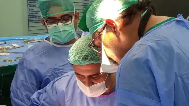 ڈاکٹرز آپریشن کرتے ہوئے