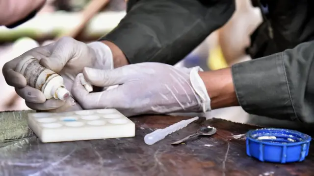 Homem produzindo cocaína