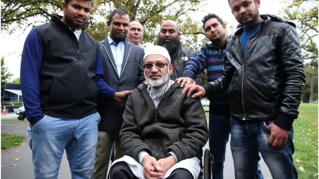 হুইলচেয়ারে বাস হোসনে আরা ফরিদের স্বামী ফরিদউদ্দিন।