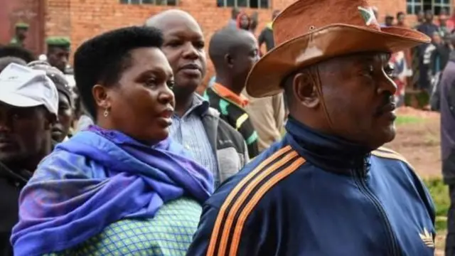 Nkurunziza na mkewe wakipanga mstari kwa ajili ya kupiga kura mwaka 2018, wameoana kwa miaka takriban 25