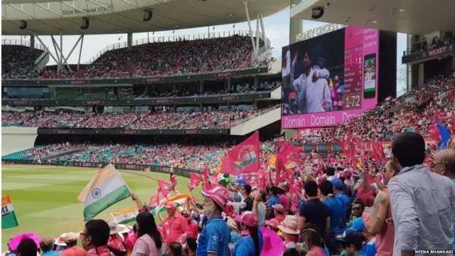 गुलाबी साड़ी से संदेश