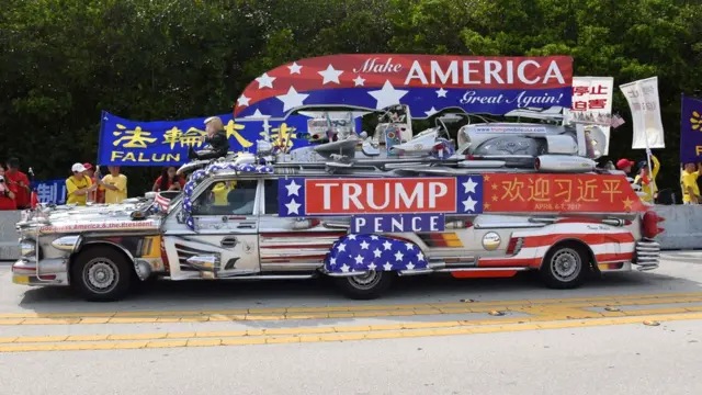 बैठक स्थल के बाहर प्रदर्शन करते डोनल्ड ट्रंप के समर्थक.